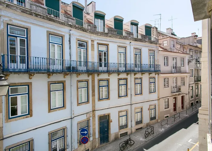 Historical Center, Large 2 Bedroom Apartment, Bright & Stylish * Lisboa