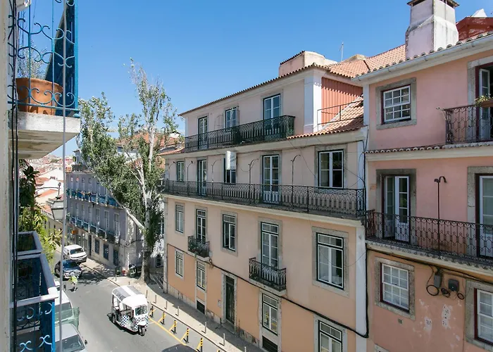 Historical Center, Large 2 Bedroom Apartment, Bright & Stylish Lisboa