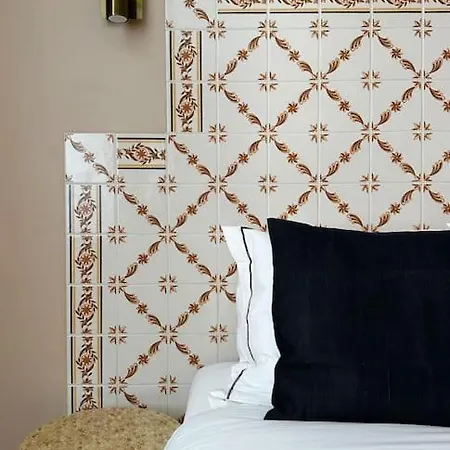 Historical Center, Large 2 Bedroom Apartment, Bright & Stylish Lisbon
