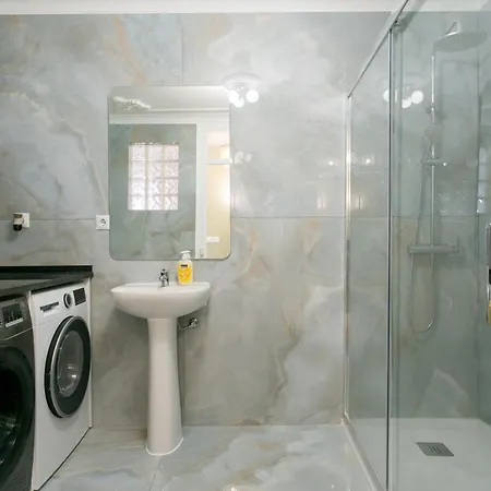 Historical Center, Large 2 Bedroom Apartment, Bright & Stylish Apartment Lisbon