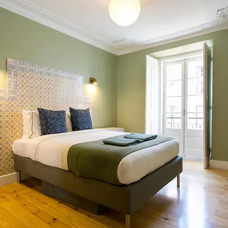 Historical Center, Large 2 Bedroom Apartment, Bright & Stylish * Lisbon