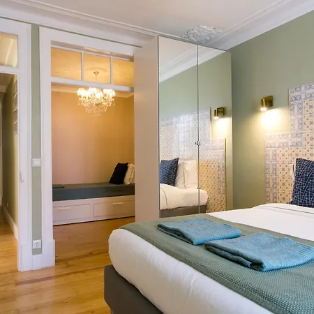 Historical Center, Large 2 Bedroom Apartment, Bright & Stylish Lisbon