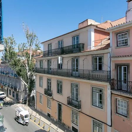 Historical Center, Large 2 Bedroom Apartment, Bright & Stylish Lisbon