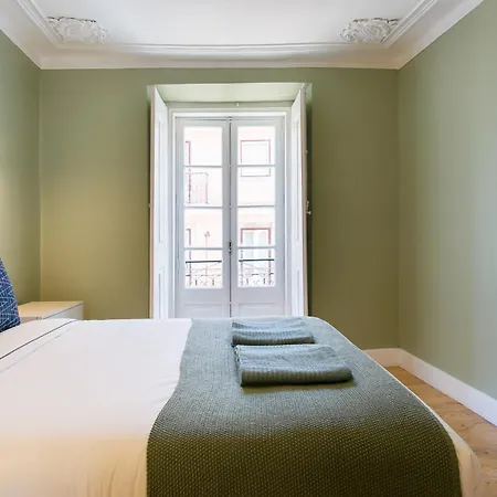 Historical Center, Large 2 Bedroom Apartment, Bright & Stylish Lisbon