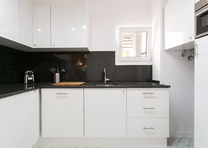 Historical Center, Large 2 Bedroom Apartment, Bright & Stylish *