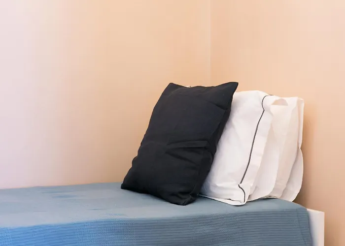 דירה Historical Center, Large 2 Bedroom Apartment, Bright & Stylish ליסבון