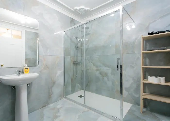 Historical Center, Large 2 Bedroom Apartment, Bright & Stylish דירה