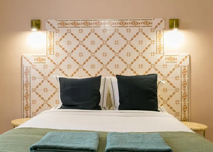 Historical Center, Large 2 Bedroom Apartment, Bright & Stylish דירה ליסבון