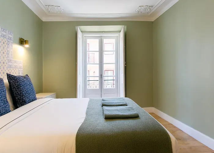 Historical Center, Large 2 Bedroom Apartment, Bright & Stylish ליסבון