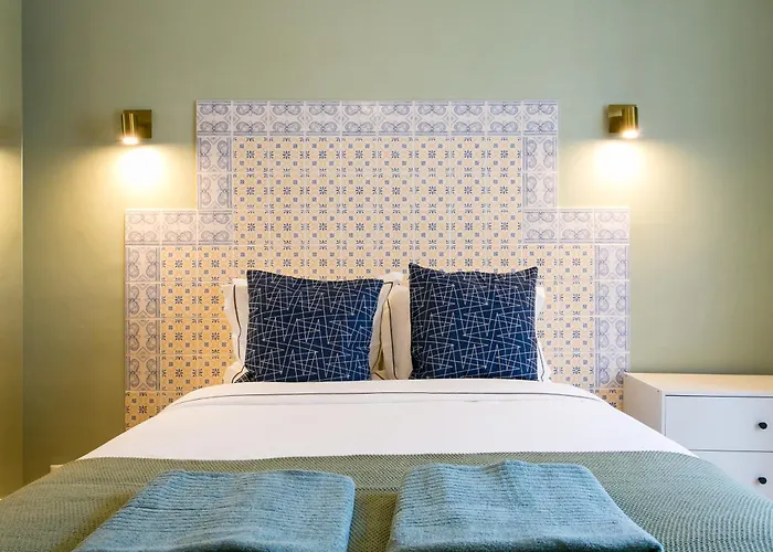 דירה Historical Center, Large 2 Bedroom Apartment, Bright & Stylish ליסבון