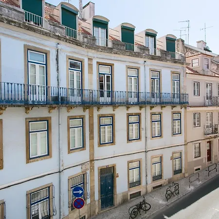 Historical Center, Large 2 Bedroom Apartment, Bright & Stylish * Lisbona