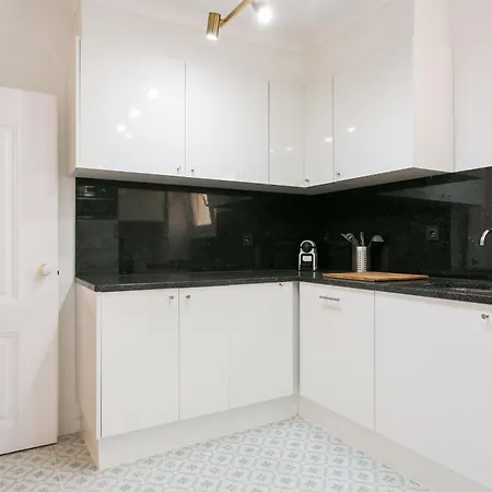 Historical Center, Large 2 Bedroom Apartment, Bright & Stylish Apartamento Lisboa