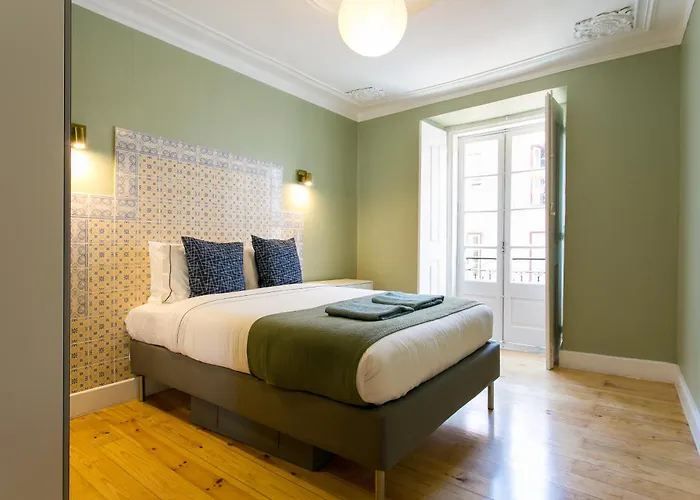 Historical Center, Large 2 Bedroom Apartment, Bright & Stylish * Lisboa