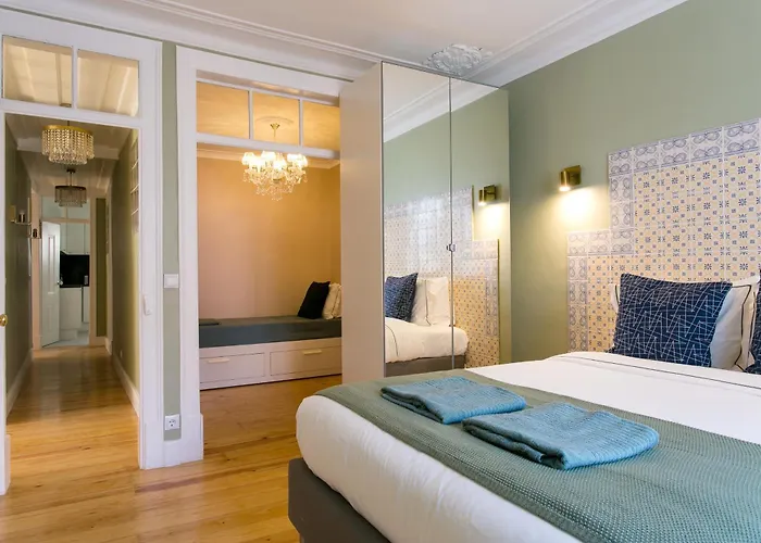 Historical Center, Large 2 Bedroom Apartment, Bright & Stylish Lisboa